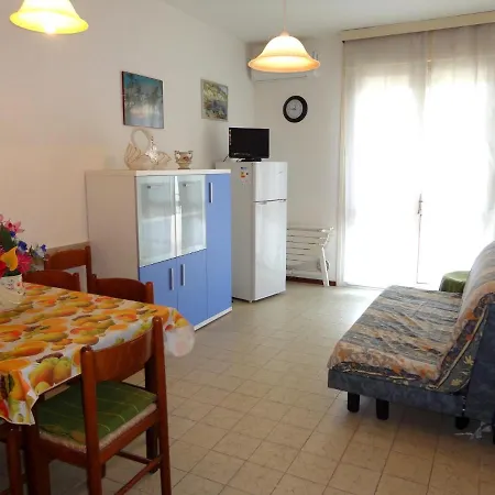 Cozy Flat With Terrace 350m From The Sea شقة
