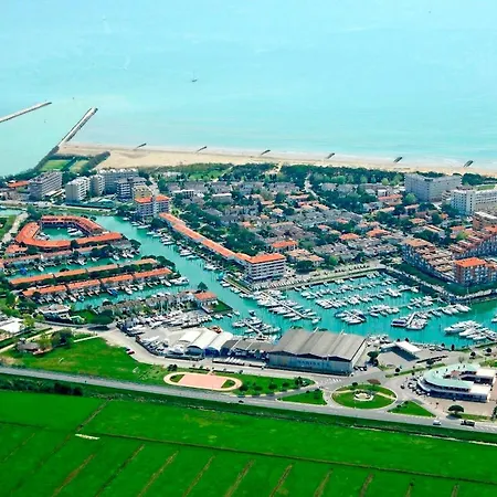Cozy Flat With Terrace 350m From The Sea شقة كاوْرلي