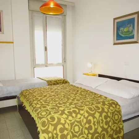 Cozy Flat With Terrace 350m From The Sea شقة *